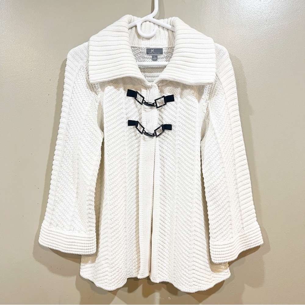 JM COLLECTION WHITE SILVER FLYAWAY OVERSIZED COLLAR BUCKLE FRONT CARDIGAN